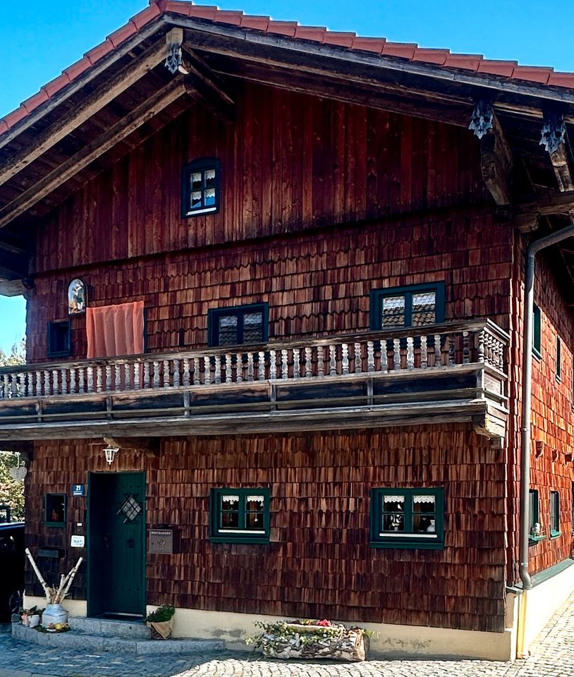 Holzhaus-Romantik - zukunftsfähige Rarität mit Option auf Praxis bzw. Wohnraum im Anbau in Aldersbach