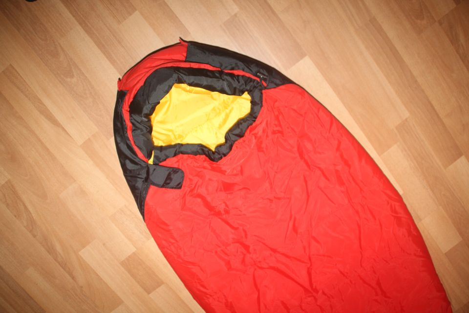 Outdoorschlafsack (rot/gelb) m. Kompressionssack (schwarz), 880 g in Berlin