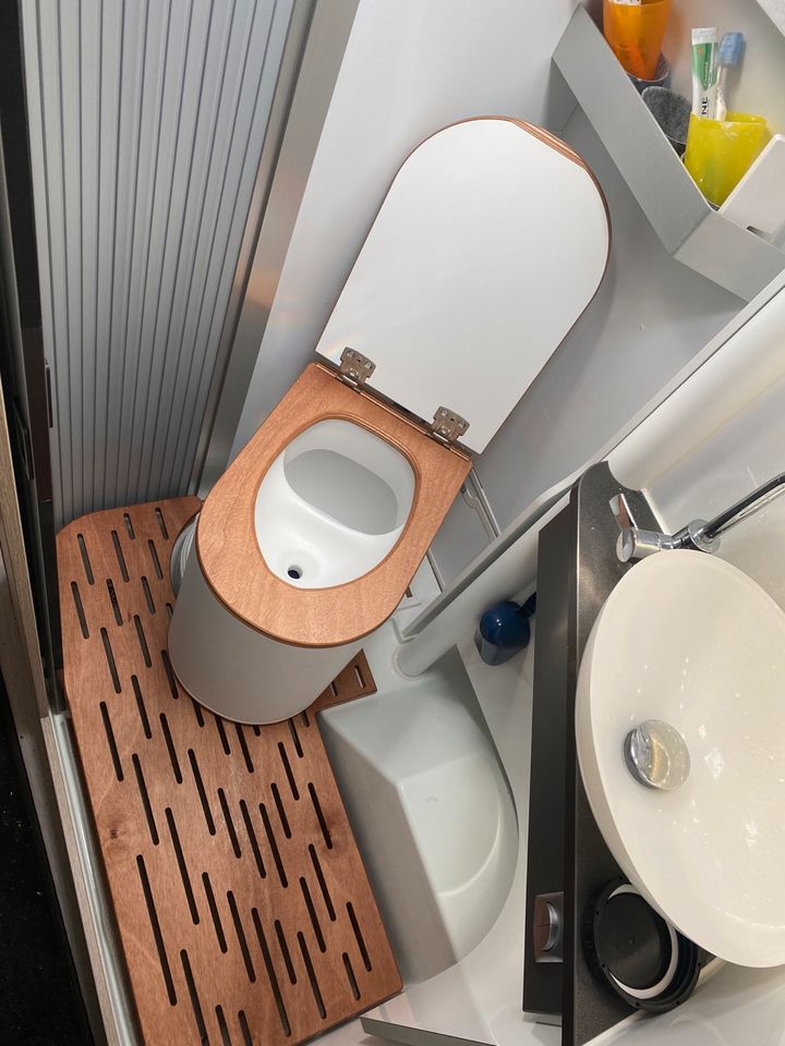 Einbau BoKlo Trenntoiletten, Toiletten Camping, Einbau schwenkbare Trenntoilette, Herstellung & Einbau durch BoKlo Trenntoiletten Manufaktur in Wuppertal