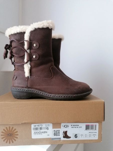 Ugg akadia top