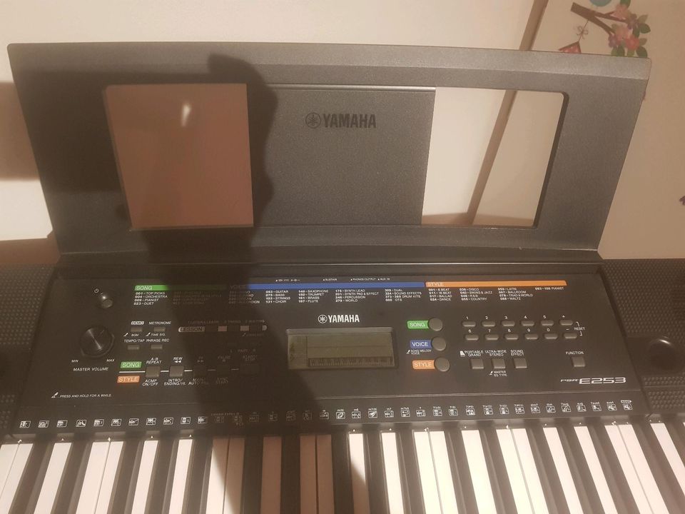 YAMAHA PSR E 235 in Weikersheim