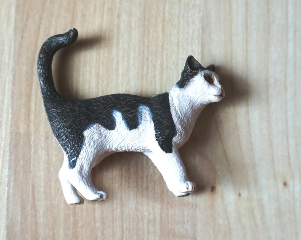 Schleich Hunde 16834,16344,16378 Katzen 13638,13286 Schaf 13285 in Schöneck