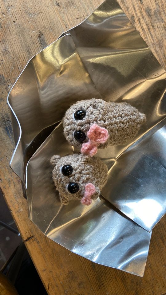 gehäkelter sad hamster crochet meme in Ingolstadt