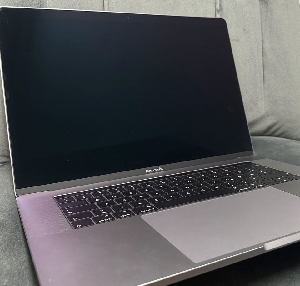MacBook Pro (15", 2019) zu verkaufen in Heldenstein