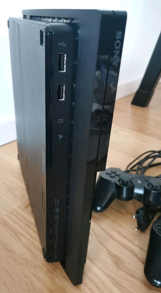 Sony Playstation 3 Slim inkl. zwei Controller in Garbsen