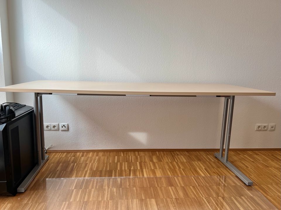 Hochwertiger Büro Schreibtisch 200x80cm, manuell höhenverstellbar in Bad Homburg
