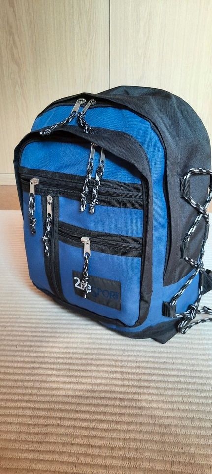 RUCKSACK schwarz mit blauer Front in Wathlingen