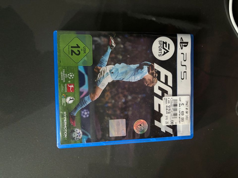 Sony PlayStation 5 Disc Edition 825 GB & EA Sports FC 24 in Hamburg