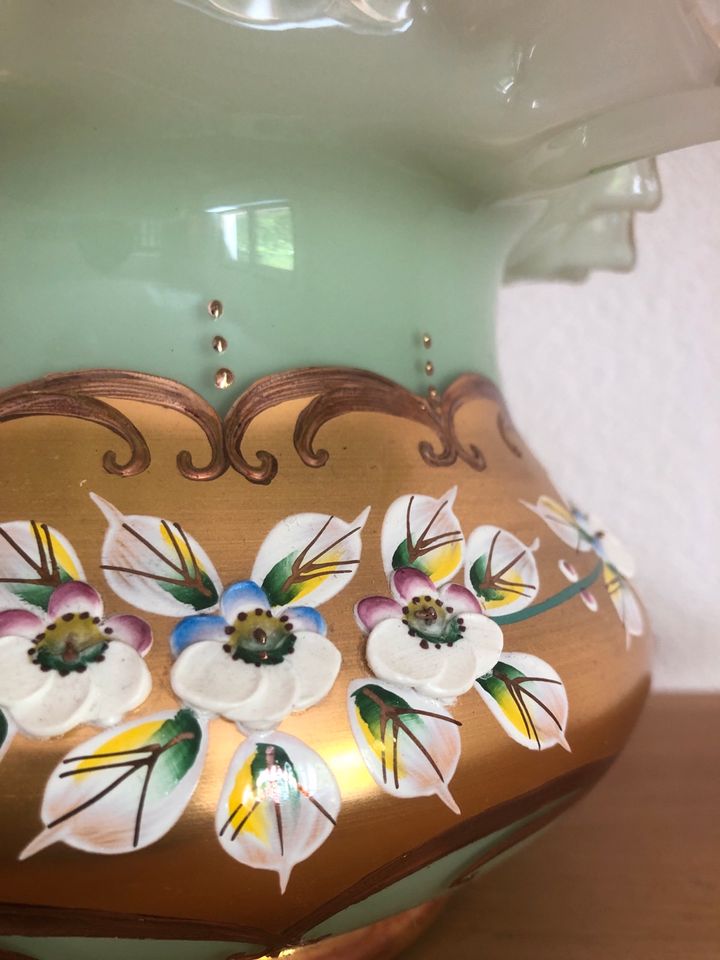 Antike Vase Böhmische Glasvase mit Blumen Verzierung handbemalt in Höchst im Odenwald
