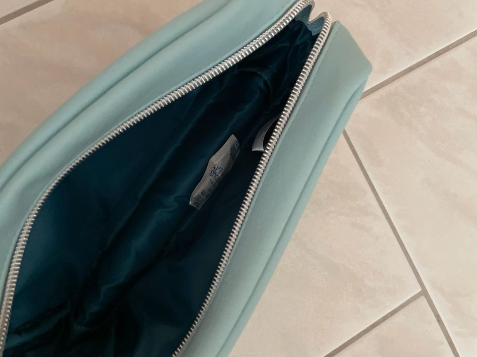 Kosmetik- Tasche von Elemis hellblau in Leitzkau