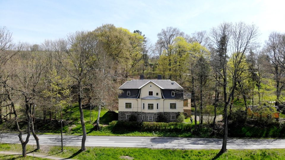 Schöne, teilsanierte Gründerzeit - Villa mit Wintergarten & Dachterrasse auf 2.868 m² großem Grundstück in Schlettau in Schlettau