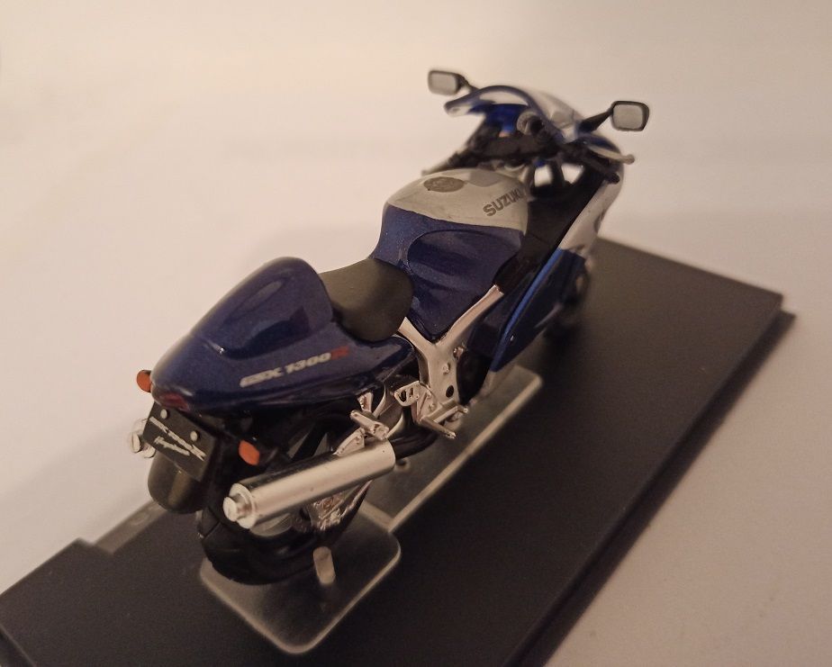 Suzuki GSX-R 1300 Hayabusa Modell Maßstab 1:24 IXO gebraucht in Dautphetal