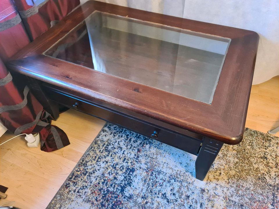 Älterer Wohnzimmertisch / Massivholz mit Glasplatte und Schublade in Diez