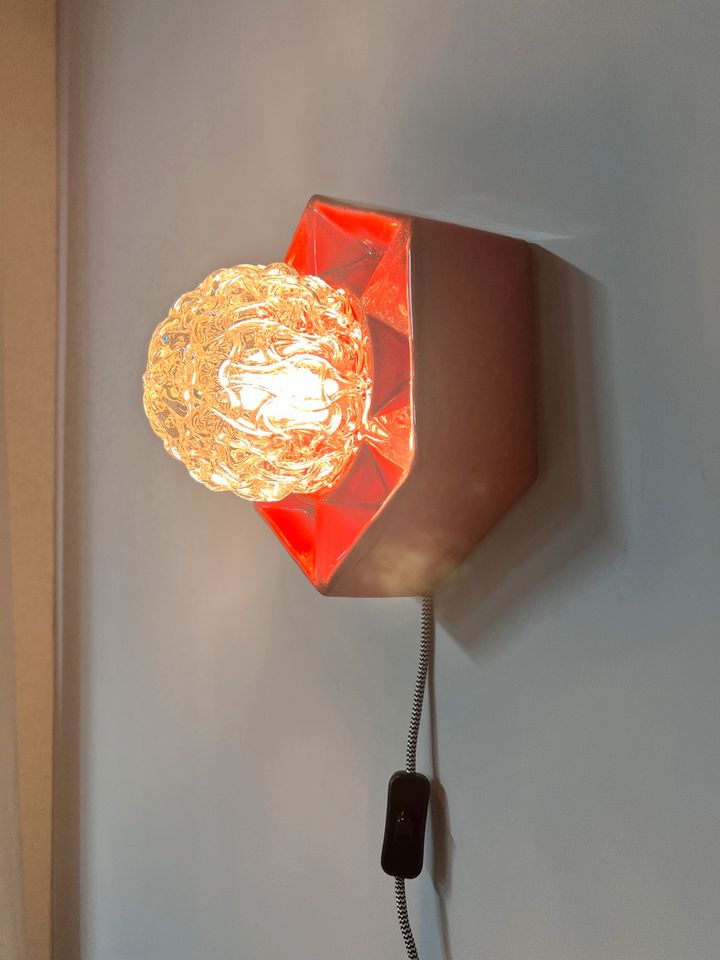 Honsel Wandlampe Keramik Wandkachel mit Glaskugel Kugellampe Beleuchtung rot orange Flurlampe Schlafzimmerlampe 70er Jahre Handarbeit in Berlin