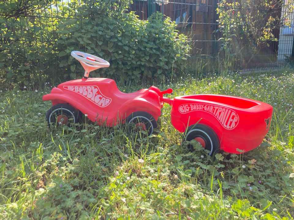 Bobby Car mit Anhänger / rot in Frankfurt am Main