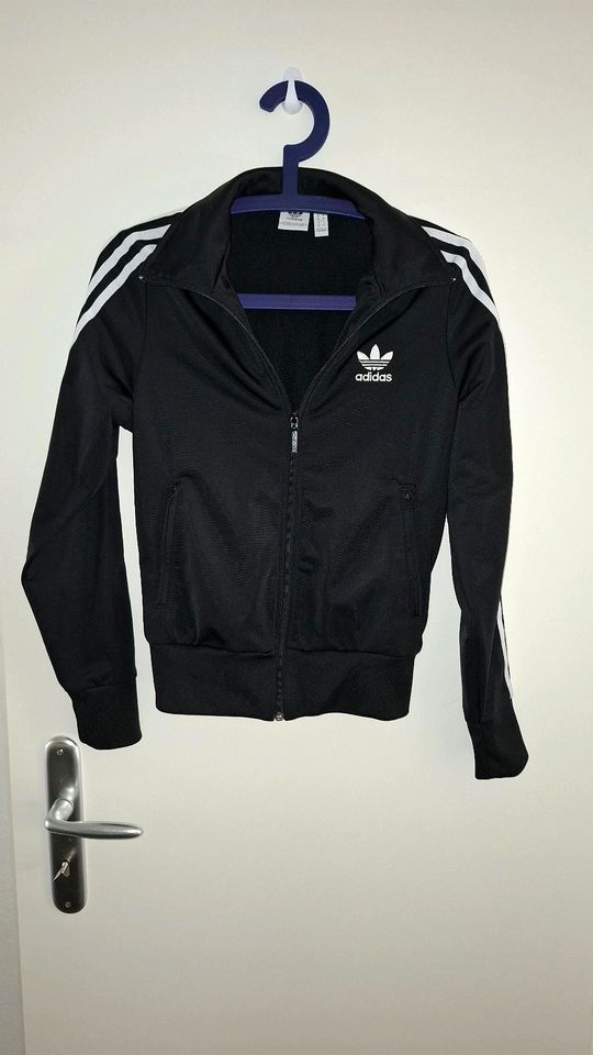 Adidas Jacke Gr xs schwarz in Bremen