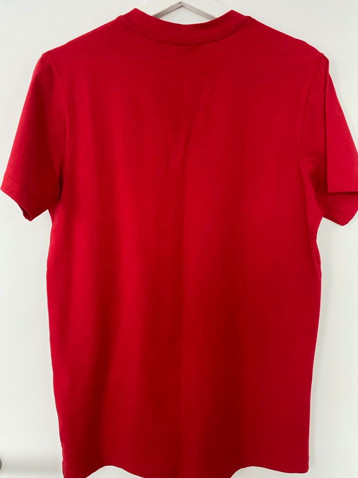 T-shirt in rot V-neck in Aalen