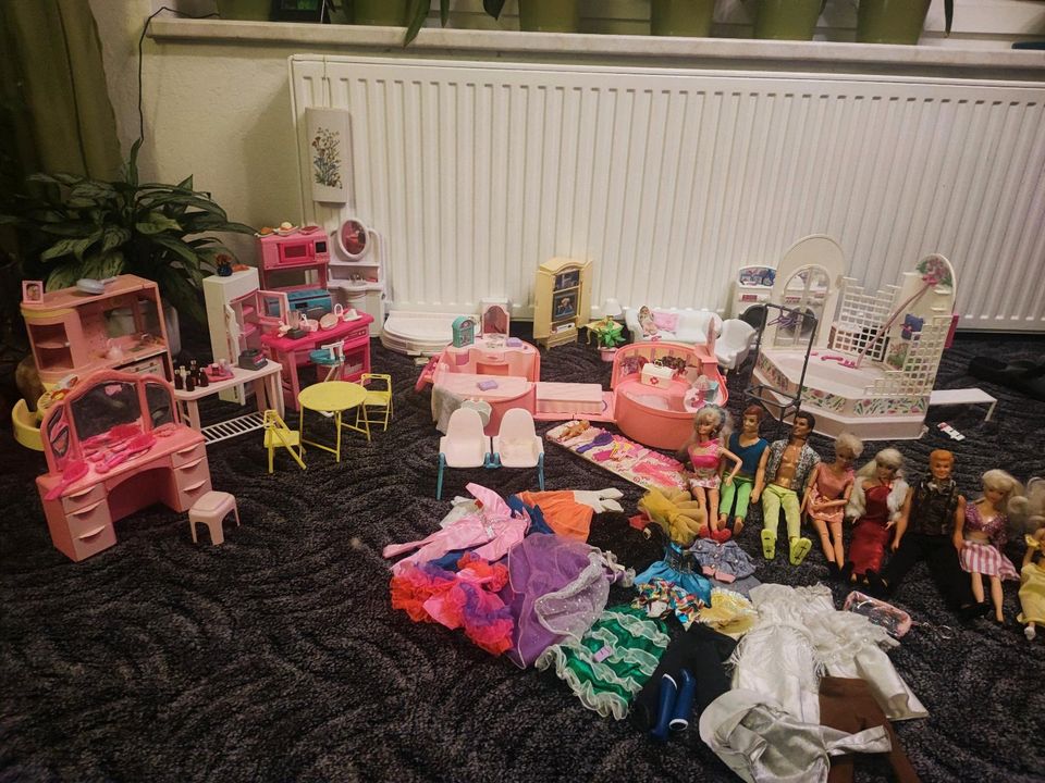 Barbie Ken Sammlung Koffer Möbel Kleidung puppe in Nordhausen