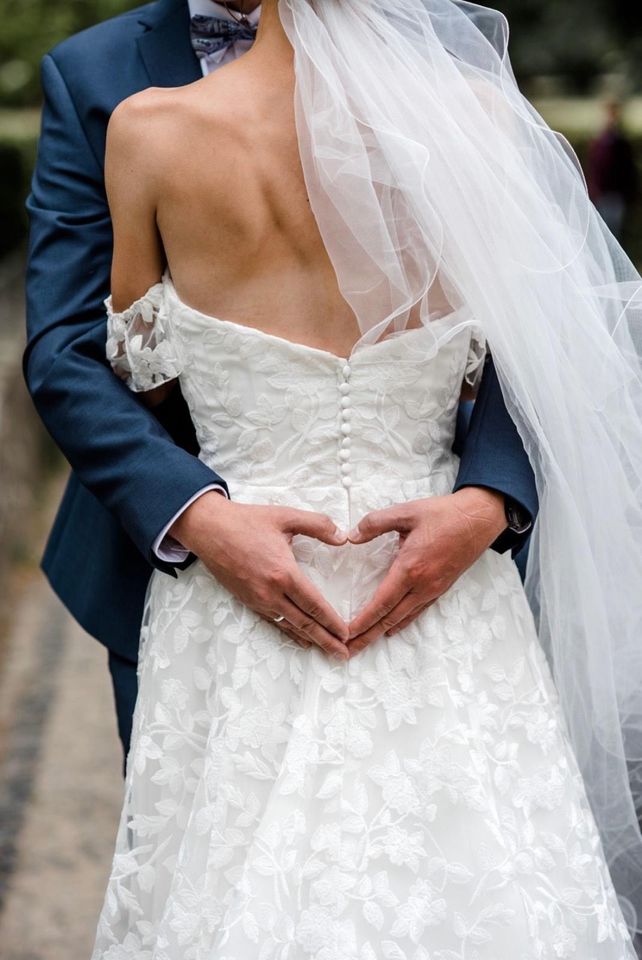 Brautkleid von Lillian West in Burglauer