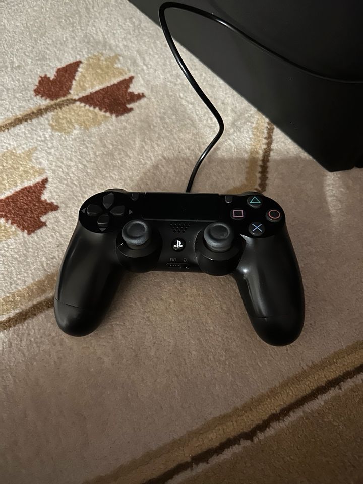 PlayStation 4 pro mit Controller und ein Spiel zur Auswahl in Bautzen