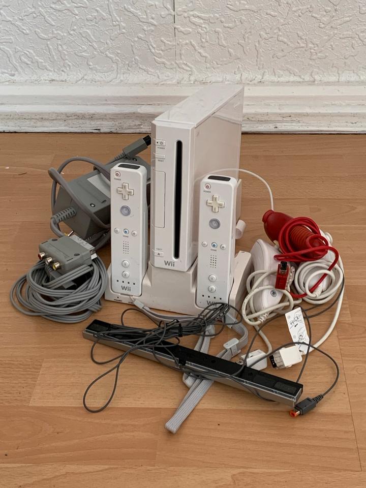 NINTENDO WII KONSOLE MIT CONTROLLER UND ZUBEHÖR KABEL in Essen