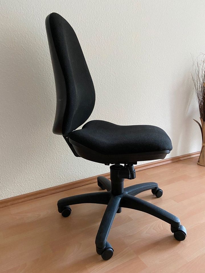 Schreibtischstuhl / Bürostuhl Drehstuhl mit Rollen / Ergonomisch in Hamburg