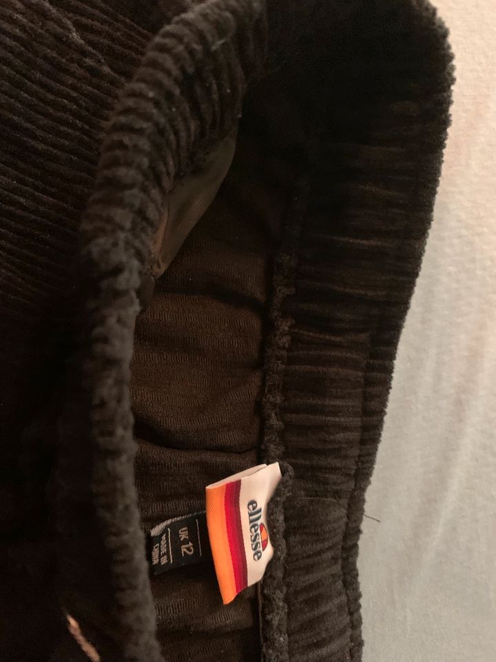 Ellesse kurze Cordhose Gr 40 in Krefeld