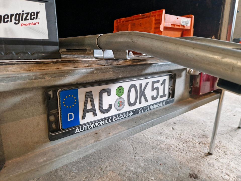 Meyer Kofferanhänger mit elektronischer Motorad Auffahrt in Aachen