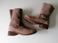 Wildleder Boots in taupe von UGG Gr. 38 mit gefütterter Sohle Nordrhein-Westfalen - Ahlen Vorschau