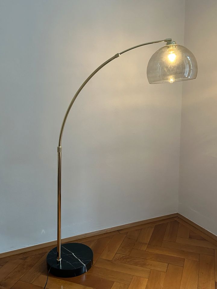 Goldene Bogenlampe von Made mit Marmorfuß in München