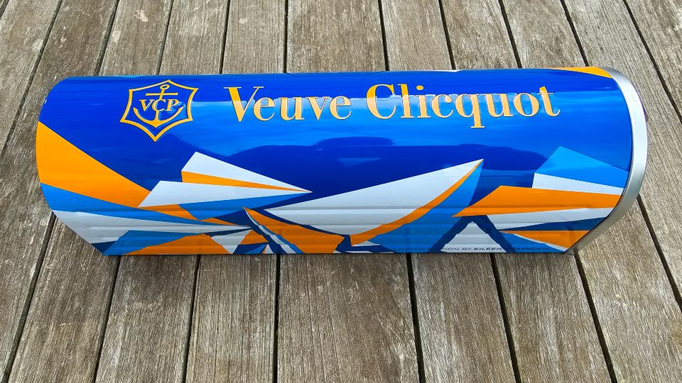 Veuve Clicquot Briefkasten, Limited Edition by EILEEN UGARKOVIC in Aachen