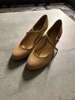 Beige Pumps mit Riehmchen in 39 Leipzig - Lindenthal Vorschau