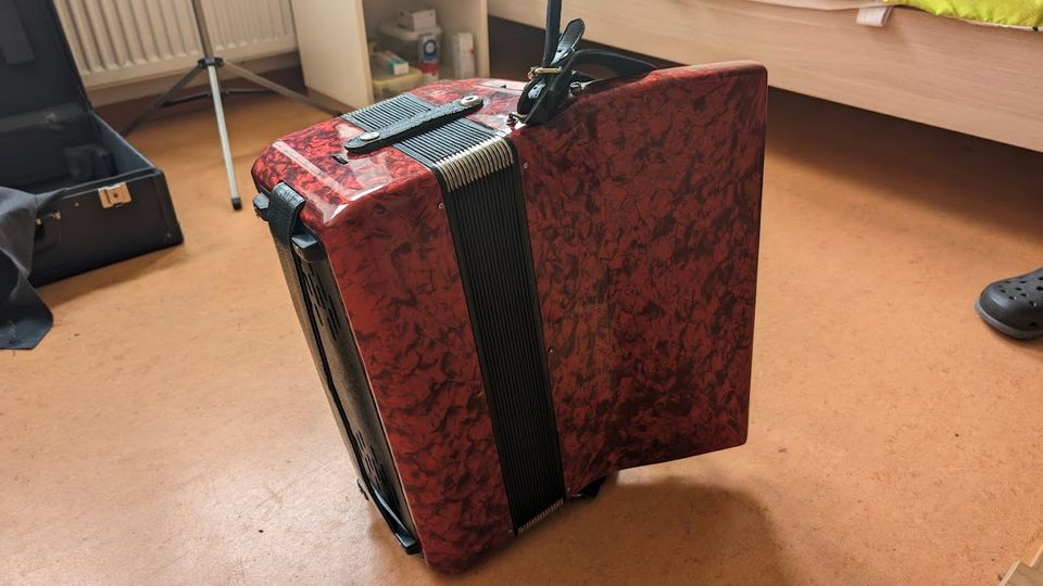 Akkordeon - Hohner Student 96 mit Koffer und Notenständer in Walsrode