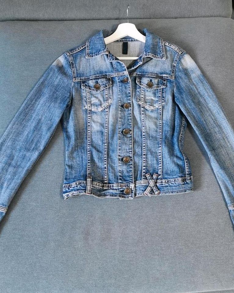 Originale kurze Damenjeans-Jacke von Benetton (wie neu!) in Maintal