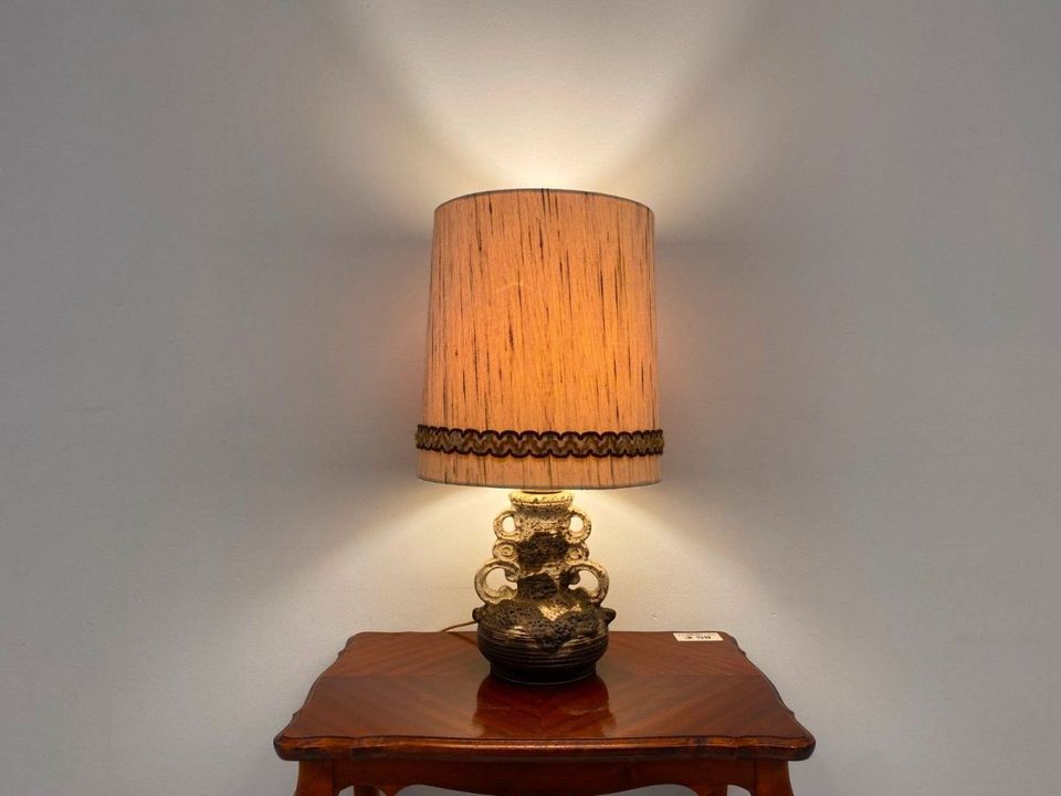 WMK Sehr schöne und gut erhaltene 70er Jahre Tischlampe im Fat Lava Design mit kunstvollem Keramikfuß und intaktem Stoffschirm # Lampe Tischleuchte Schreibtischlampe Retro Vintage in Berlin