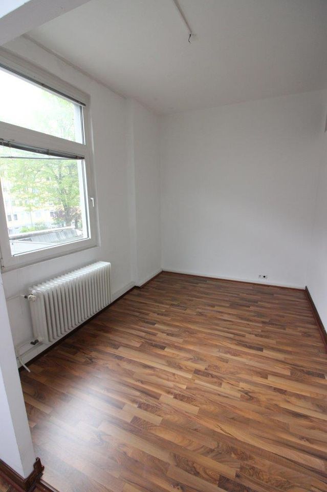 2 Monate mietfrei ! 216m² für ihre Wohnträume *** 4 Zimmer mit Balkon im Altbau in Düsseldorf