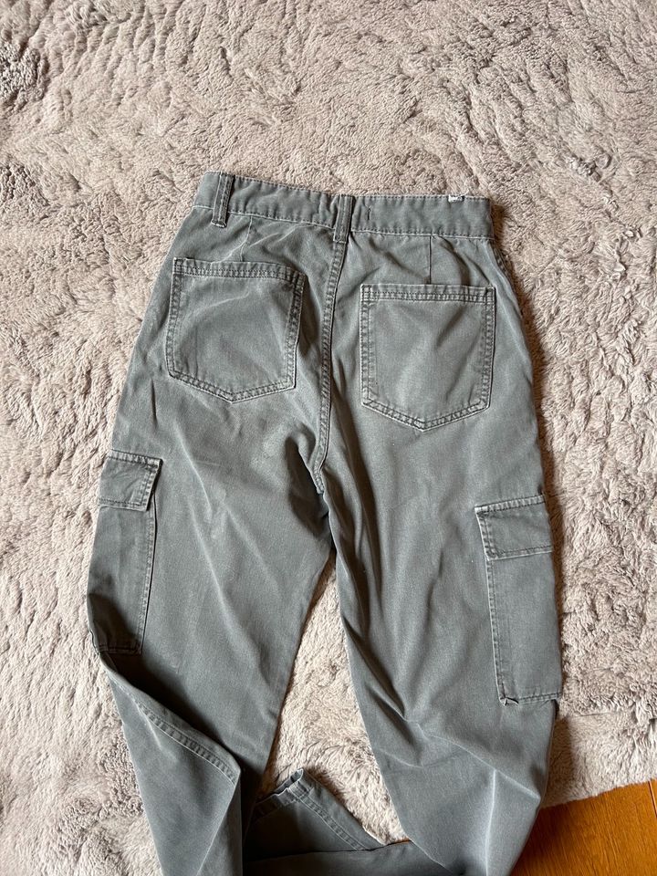 Cargo Jeans Stradivarius Gr. 34, grau in Maintal