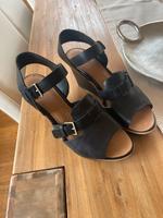 Original Clarks Sandalen schwarz Gr. 39 wie neu 8 cm hoch Mecklenburg-Strelitz - Landkreis - Neverin Vorschau