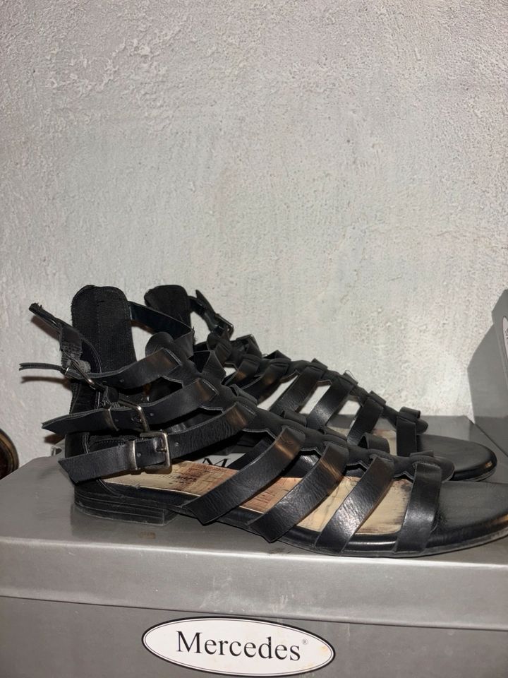 Schwarze Schuhe in Bad Saulgau