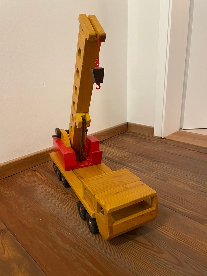 Holzkran fahrbar - Holzspielzeug aus 80er Jahre in München