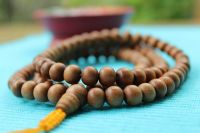 Yoga Kette / Mala-Gebetskette aus Sandelholz (108+1 Perlen) Frankfurt am Main - Sachsenhausen Vorschau