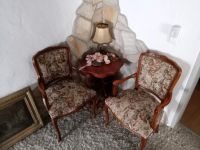 Kleine Sitzecke in antiker Optik 2 Stühle Tisch Lampe Nordrhein-Westfalen - Hürth Vorschau
