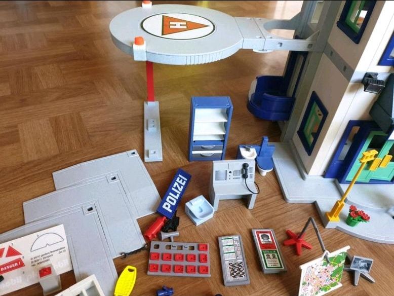 Playmobil großes city house 6294 Polizei Krankenhaus in Bad Windsheim