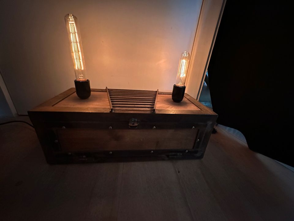 Unikat Sonderanfertigung Lampe Kiste mit Fach in Hamburg