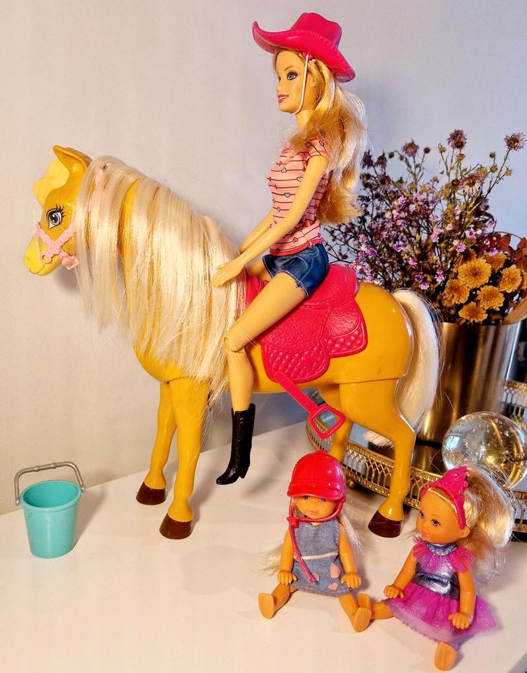 Barbie mit Pferd, und 2 kleinen Kindern in Berlin