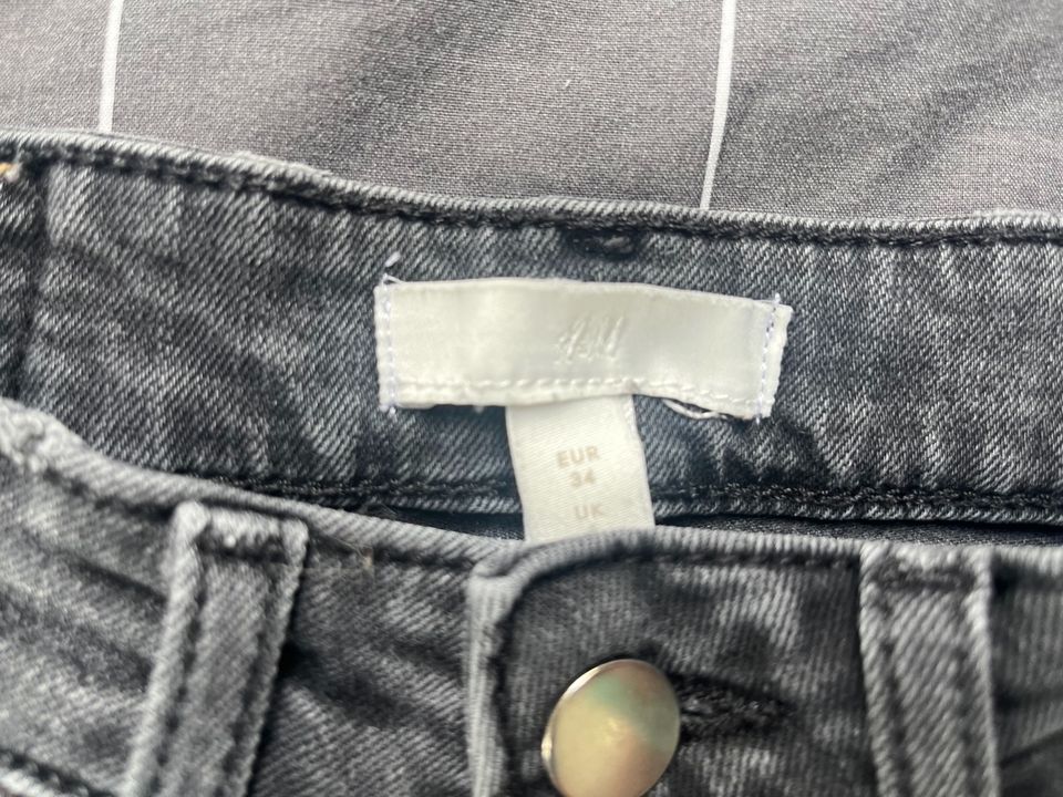 Kurze Jeanshose H&M in Größe 34 dunkelgrau in Olbernhau