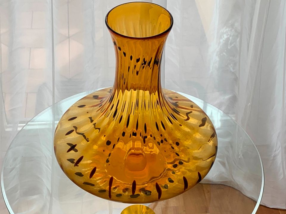 Bernsteinfarbene, mundgeblasene, bauchige Vase mit Punktmuster in Düsseldorf
