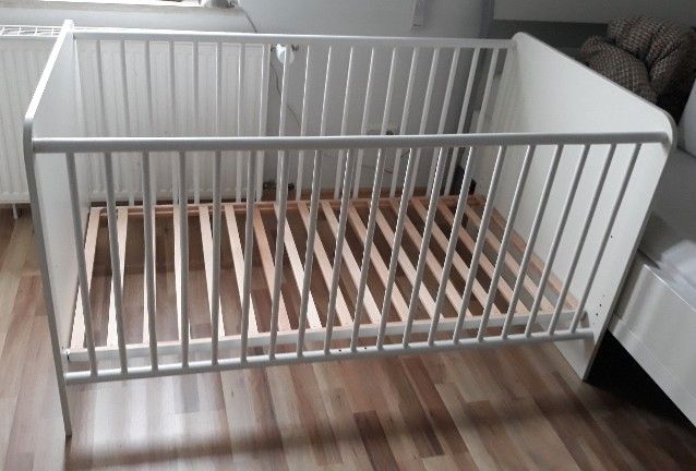 Babybett, weiß, 70cmx 140cm, 3 Stäbe herausnehmbar, Kinderbett in Bielefeld