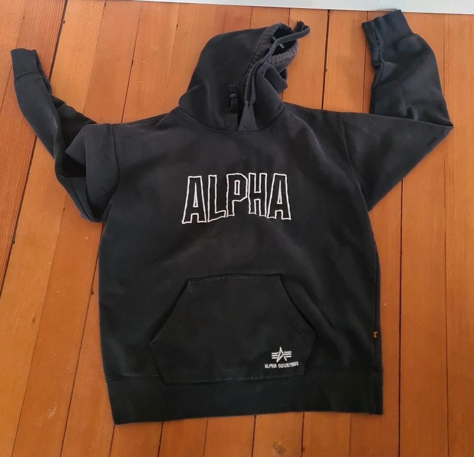 SUCHE Alpha Hoodie Gr. L mit gesticktem Alpha in Erligheim