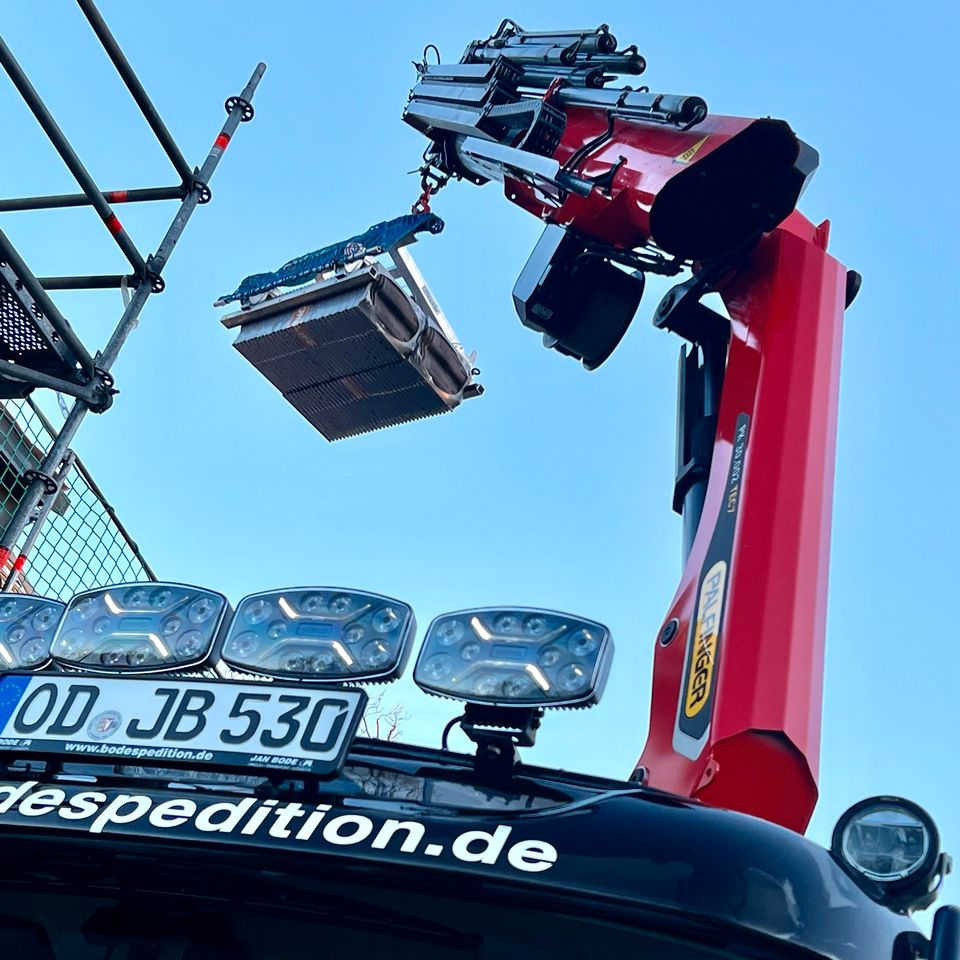 Lkw mit Kran / Ladekran mieten mit Fahrer / Bediener in Reinbek